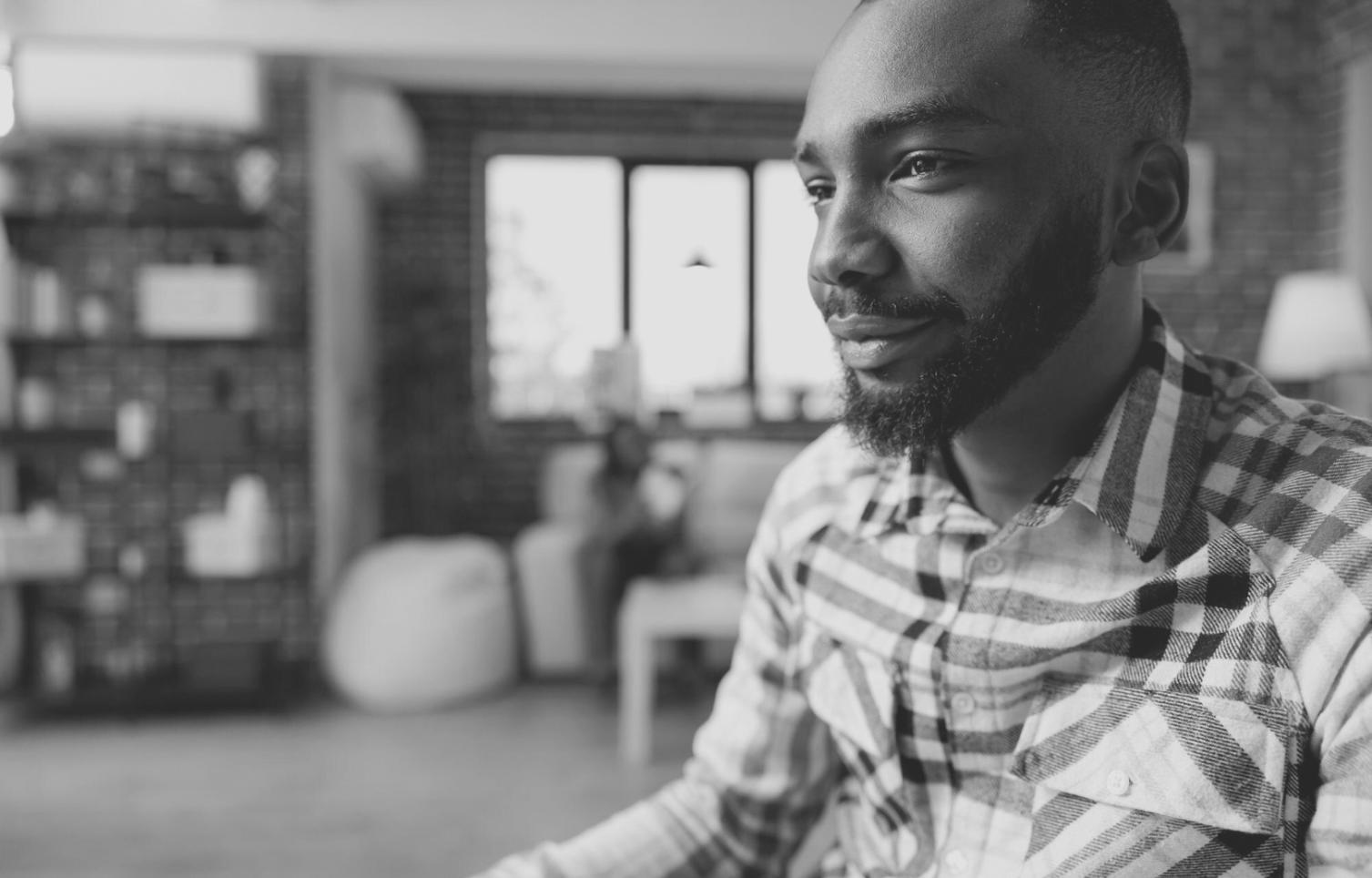 Studenten werken samen aan game-ontwikkeling tijdens workshopsessie