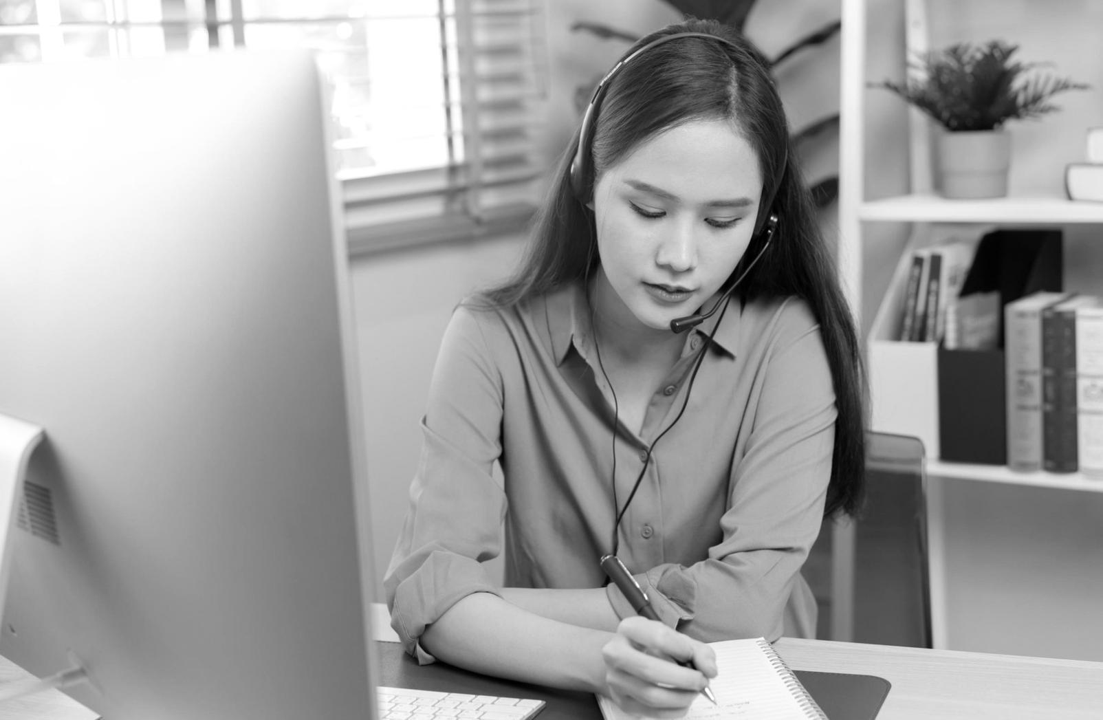 Studenten werken samen aan seizoensgebonden spelontwikkeling in moderne leeromgeving